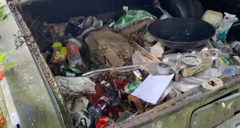 Skrotbilar rullar genom besiktningen i Brastad