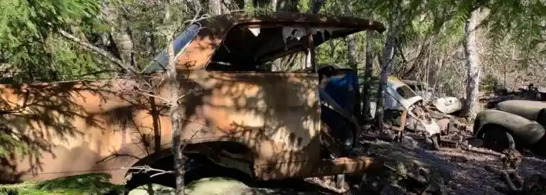 Skrotbilar rullar genom besiktningen i Hallstavik