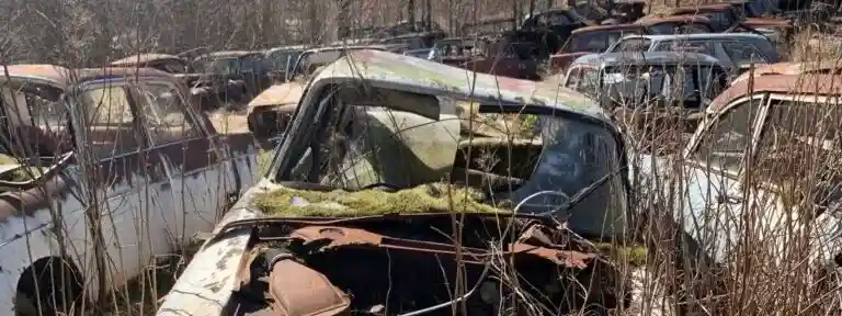 En bilkyrkogård välsignas medan ett dumpat vrak i Sundbyberg förbannas