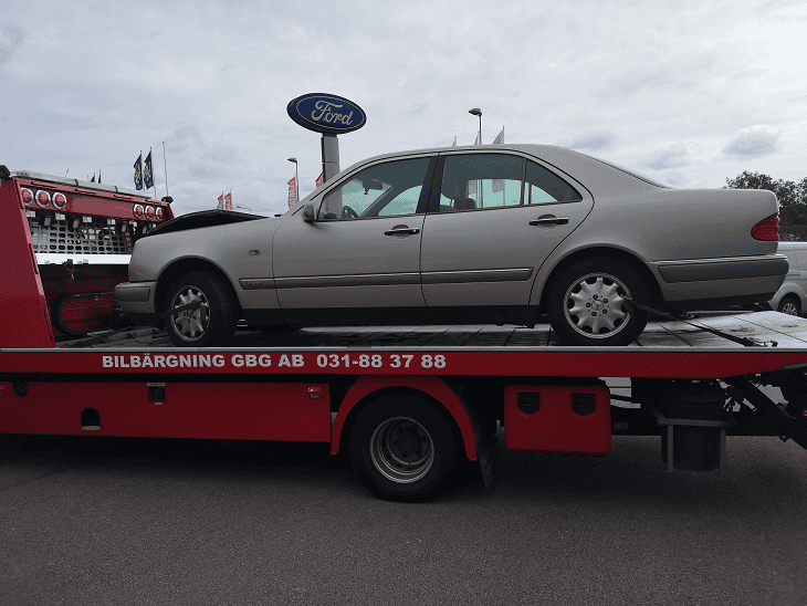 Bilskrot har fjäderhänke till Mercedes i Kungälv