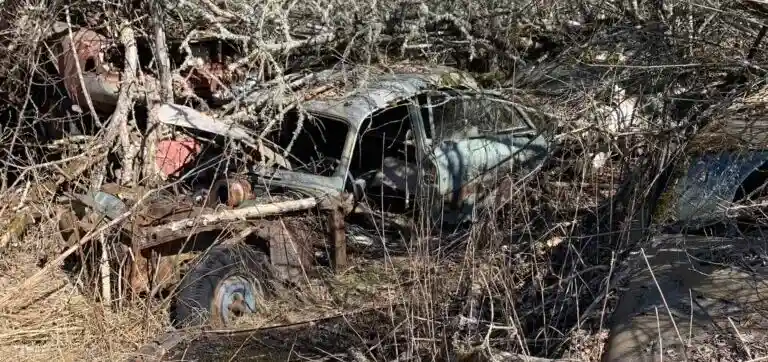 Gamla uppställda Volvo 360 i Göteborg är en miljöfara innan bilskrot