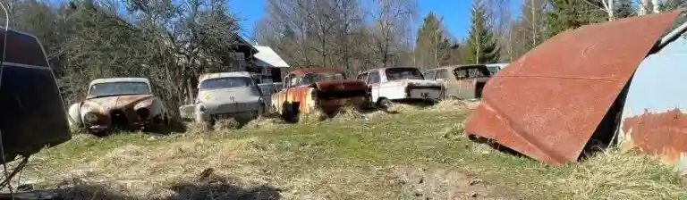 Lada i Göteborg med begagnad huv från bilskrot