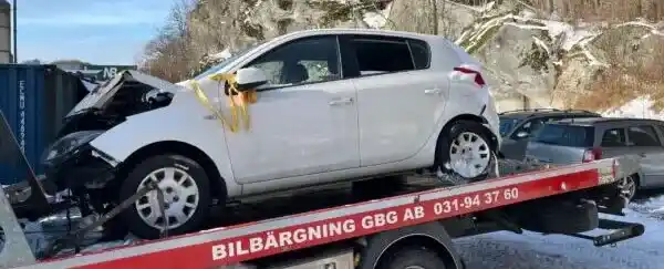 Se hur vi skrotar bilar i Uddevalla — videoklipp